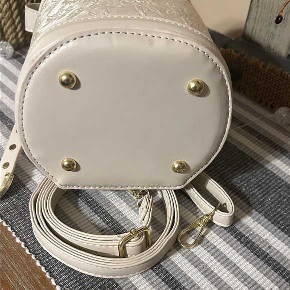 Chic Cream Textured Crossbody Bag - Picture 3 of 4